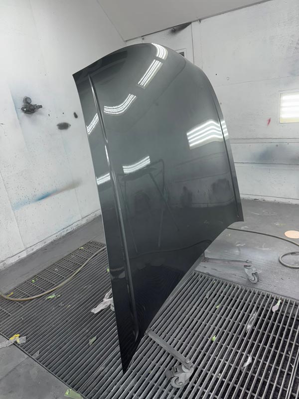 Hood with high-gloss black finish